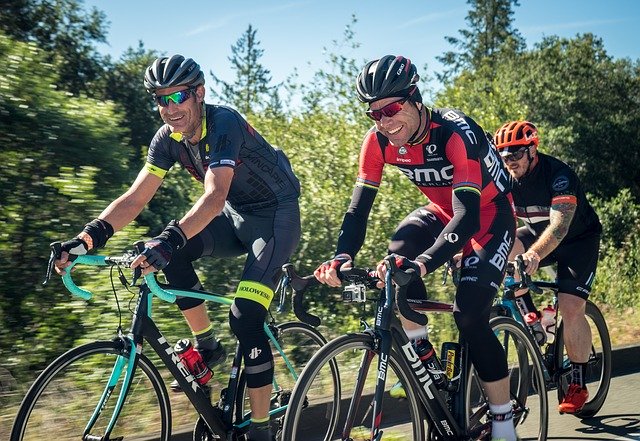 cyklisté na kolech